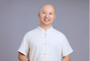代氏自然调养术传承人、慧通自然文化创始人、轻柔手法创始人、健康养心操创始人代小卫